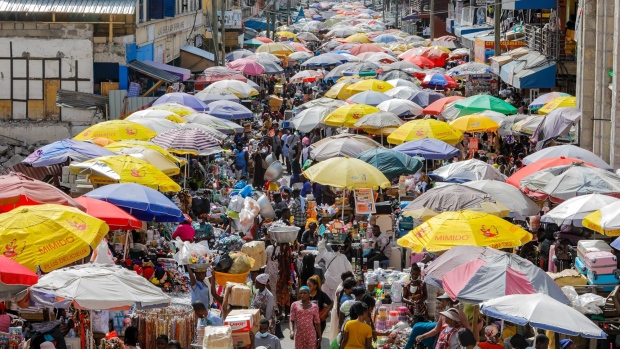 Ghana Cut by Fitch as Foreign Debt-Restructuring Odds Rise